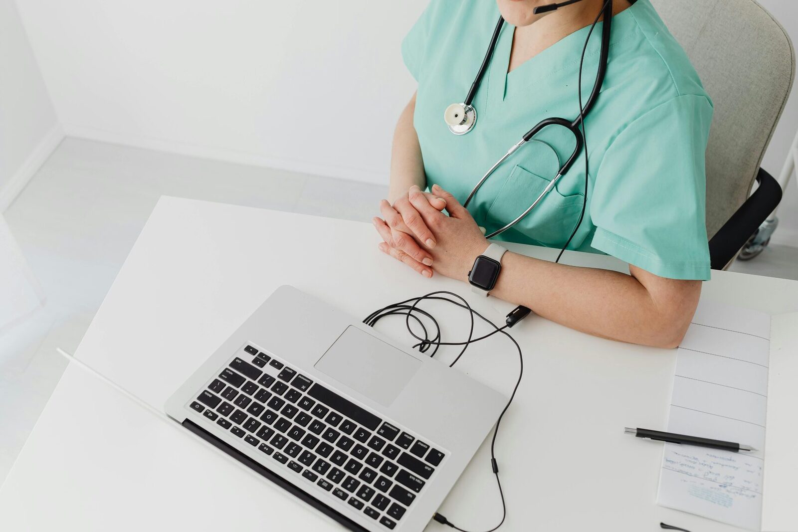 Lékař Integrity.Clinic při konzultaci